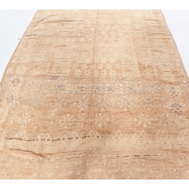 This 1940s antique Turkish Oushak rug is a sublime example of Anatolian textile artistry, gracefully combining timeworn...