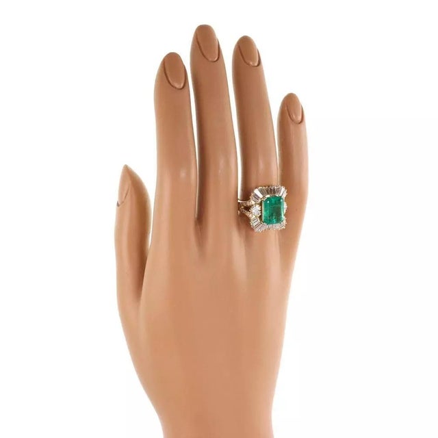 Estate Diamond & Emerald 18k Yellow Gold Cocktail Ring Size 6 For Sale - Image 4 of 4