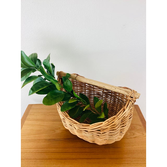Vintage Rustic Boho Woven Wicker Reed Bamboo Handle Gathering Bread Basket For Sale In Palm Springs - Image 6 of 9