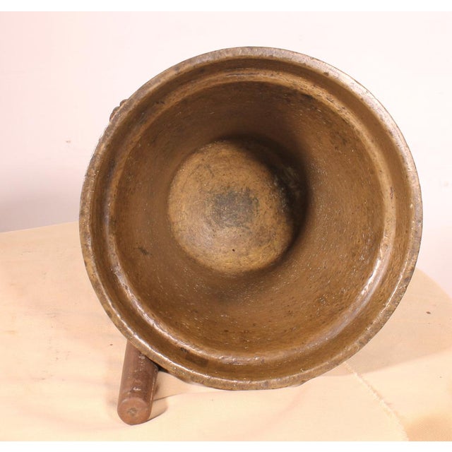 Superb Italian Renaissance bronze mortar with pestle - 16th century Very beautiful model with AN in its center surmounted...