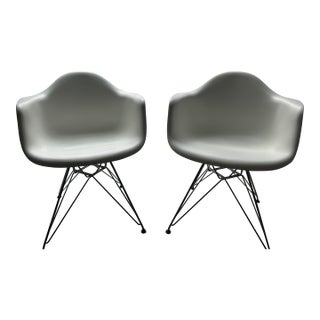 Authentic Herman Miller Eames Molded Plastic Armchairs (Pair) – White, Wire Eiffel Base For Sale