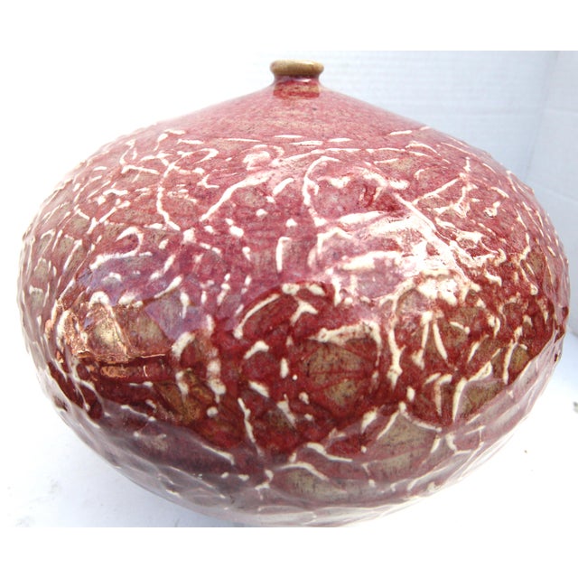 Add a touch of magnificence to your interior with this massive, hand-made studio ceramic tsubo, a substantial and...