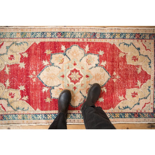 :: Starburst floral center medallion with minor leaves stemming therefrom atop an open abrashed ground with corner...