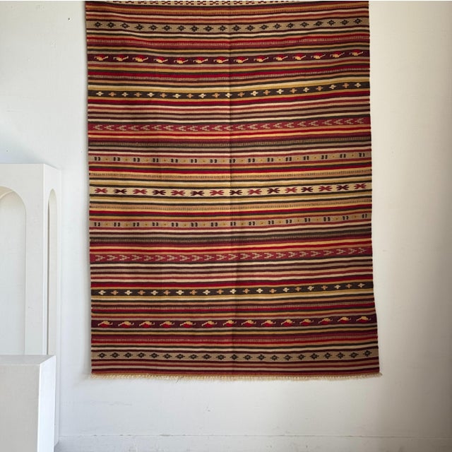 Large Indian striped rug with red, yellow, and white geometric friezes and a beige base, 185 x 136 cm. Weight: 3.1 kg....