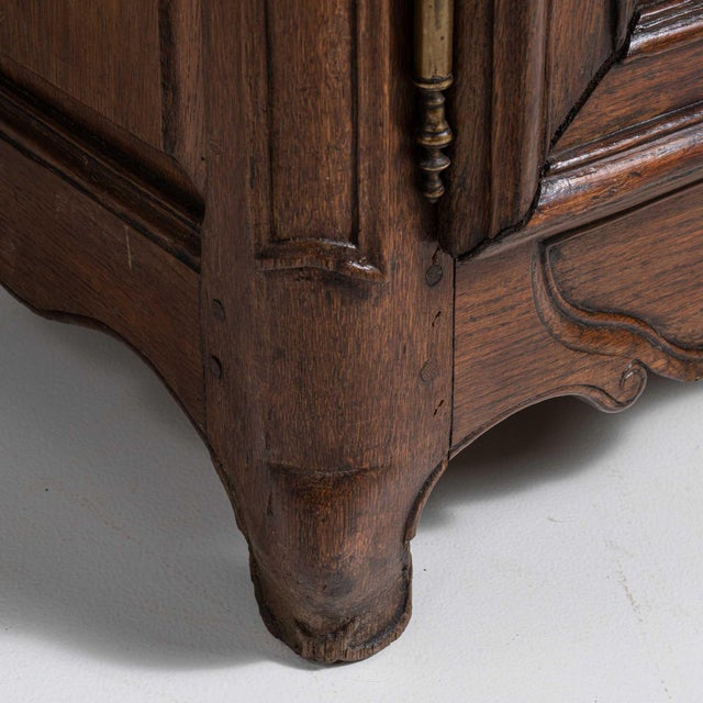 Early 19th Century 1800s French Chestnut Brown Louis XV Ornate Buffet with Brass Hardware For Sale - Image 5 of 15