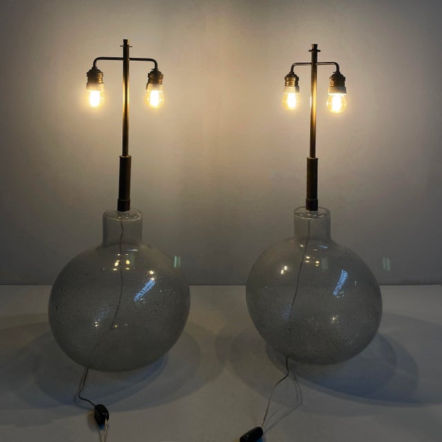 Italian mid-century modern Murano glass table lamps by Barovier&Toso, 1960s Pair of brass and Murano bollicine glass table...