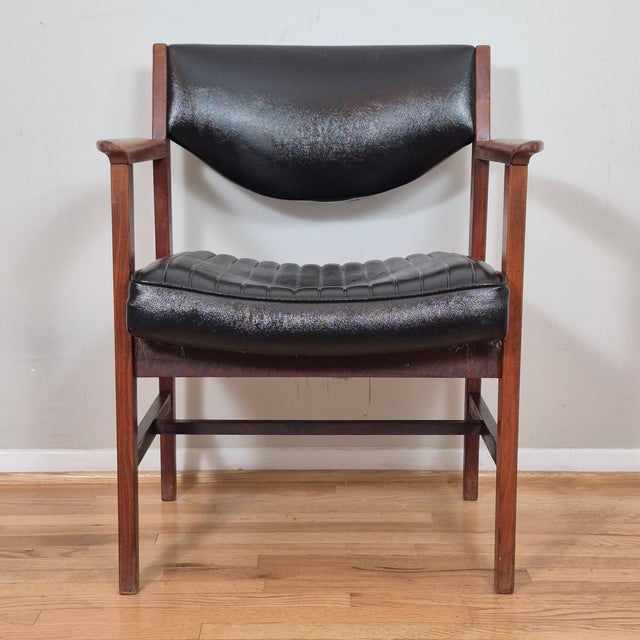 Mid-Century Modern 1960s Mid Century Modern Gunlocke Style Sculpted Walnut & Channeled Naughahyde Lounge Arm Chair For Sale - Image 3 of 12