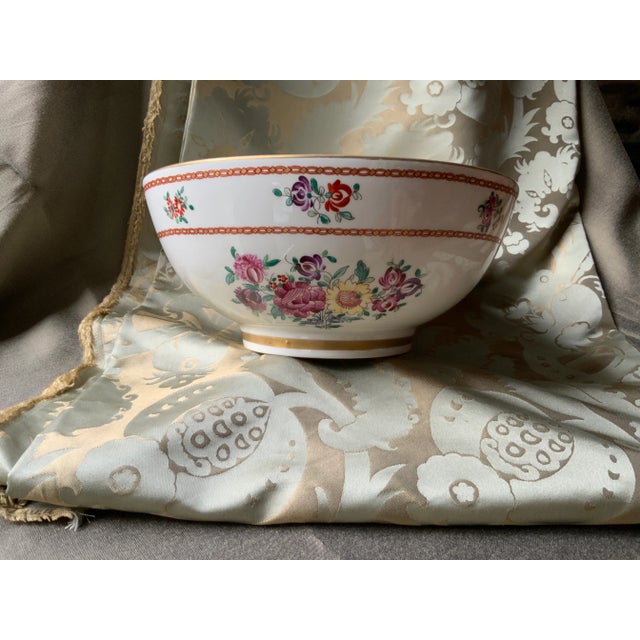 French Exquisite 19th Century French Chinnoiserie Footed Porcelain Bowl With Heraldic Crest For Sale - Image 3 of 11