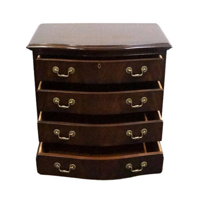 Late 20th Century Drexel Heritage Heirlooms Collection Traditional Style Banded Mahogany 28" Chairside Chest / Nightstand 070-620-6 For Sale - Image 5 of 15