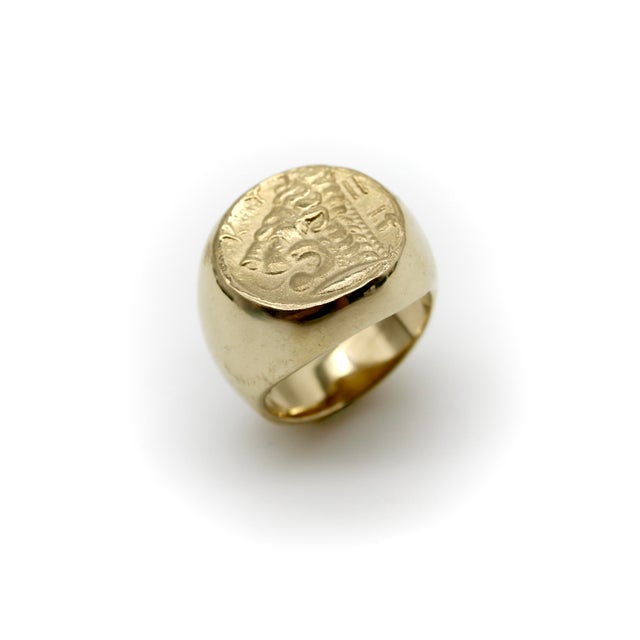 1990s Vintage 14k Gold Lion-Headed Coin Signet Ring, Size 9.75 For Sale - Image 9 of 10
