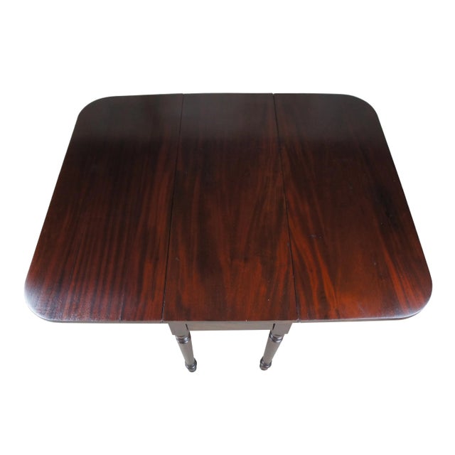American Early 19th Century Antique American Sheraton Mahogany Drop Leaf Gate Leg Dining Table For Sale - Image 3 of 12