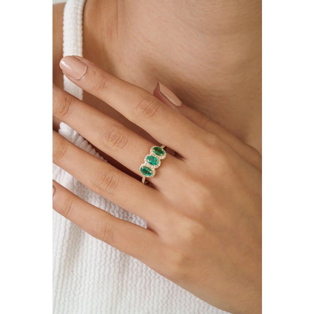 Native American 1.35ct Emerald Diamond Three-Stone Art Deco Ring Size 6.5 in 18k Yellow Gold For Sale - Image 3 of 18