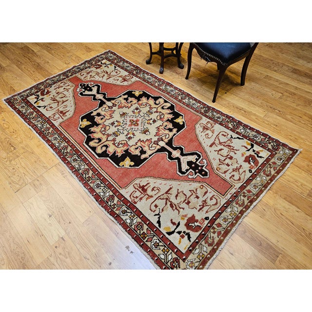 Vintage Turkish Oushak Area Rug, Handwoven Wool, 1920s Cream & Pink, 5' x 8' For Sale - Image 17 of 17