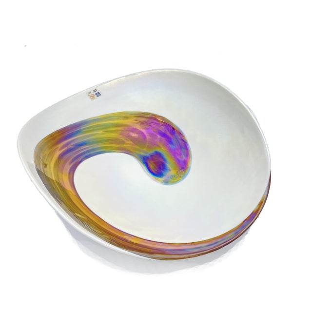 Oval plate in white glass with iridescent shades. Its unique design and colors make it an indispensable furnishing element...