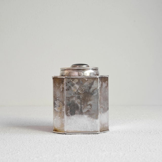 Silver Plated Octagonal Tea Caddy with Lapis Lazuli Coloured Detail, 1940s For Sale - Image 4 of 9