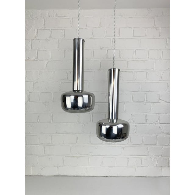 Modernist architect Vilhelm Lauritzen designed the Guldpendel pendant for Louis Poulsen, Denmark, in 1955. The model was...