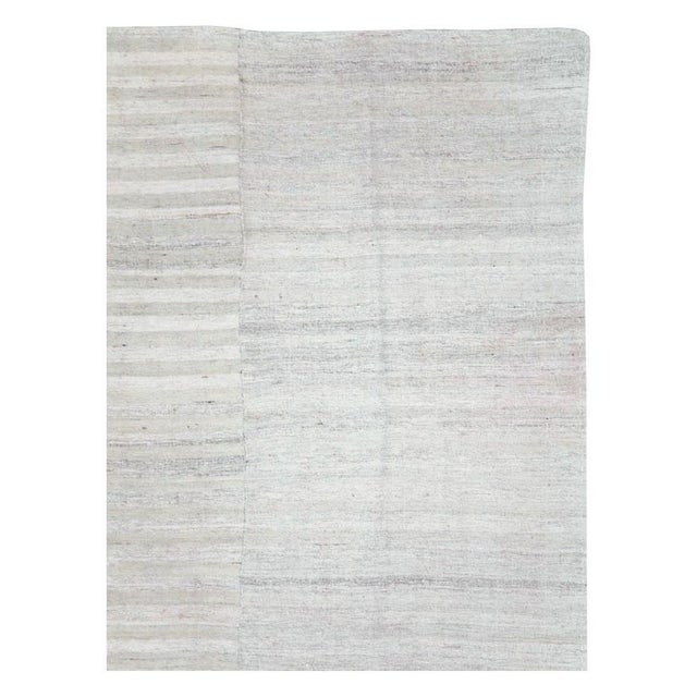Modern Galerie Shabab Collection Mid-20th Century Handmade Turkish Flatweave Kilim Room Size Carpet in Grey For Sale - Image 3 of 10