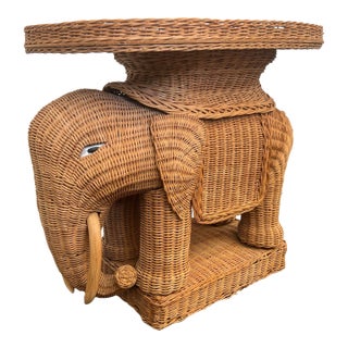 1960s Mid-Century Italian Elephant Shaped Side Table in Hand-Braided Vimini (Wicker) in the Style of Vivai Del Sud, With Removable Wicker Tray For Sale