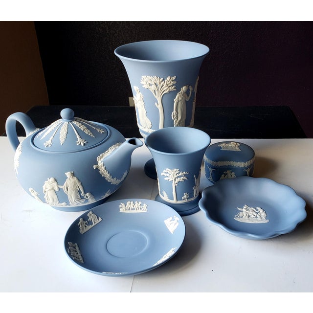 1970s Vintage 1974 Wedgwood Blue Jasperware Trophy Vase - "The Muses" Neoclassical Pedestal Urn For Sale - Image 5 of 6