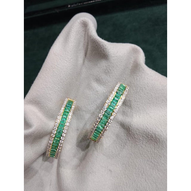 Gemstone details Diamond weight: 3.07 cts Emerald weight: 5.08 cts 18K gold Net weight: 22.45 grams Gross weight: 24.08...