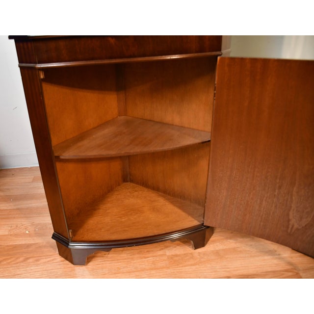 1950s Georgian Style Mahogany Inlaid Pair of Corner Display Cabinets 2 Keys For Sale - Image 12 of 17