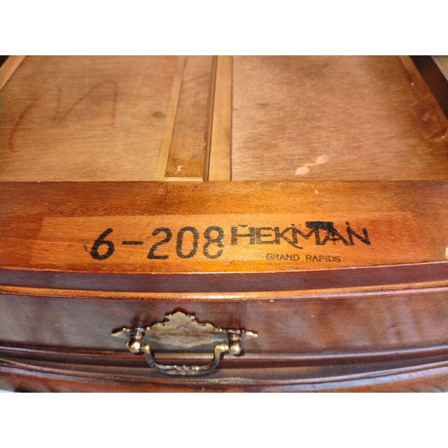 Chippendale Exquisite Vintage Hekman Furniture Accent Tables With Rich Burled Wood, Elegant French Cabriole Legs & Scalloped Edges For Sale - Image 3 of 12