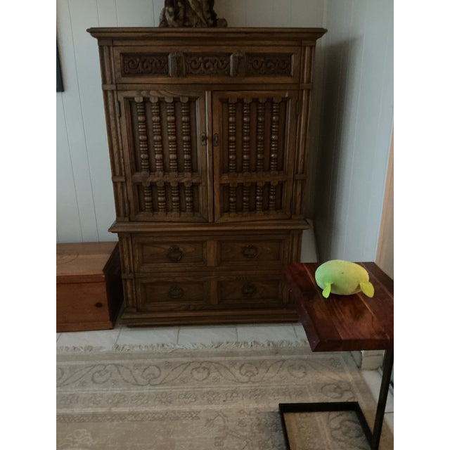This elegant Thomasville chest of drawers offers timeless style, solid craftsmanship, and generous storage in a...