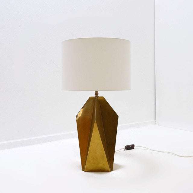 Sculptural brass table lamp - 1960s Table lamp - geometric design Sold without bulb or shade - Dimensions: lamp base: 20 x...