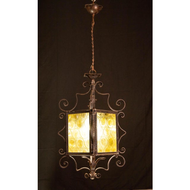 Splendid Italian lantern made around the 1960s. Measurements: 95 cm in height and 38 in diameter. Mount a European...