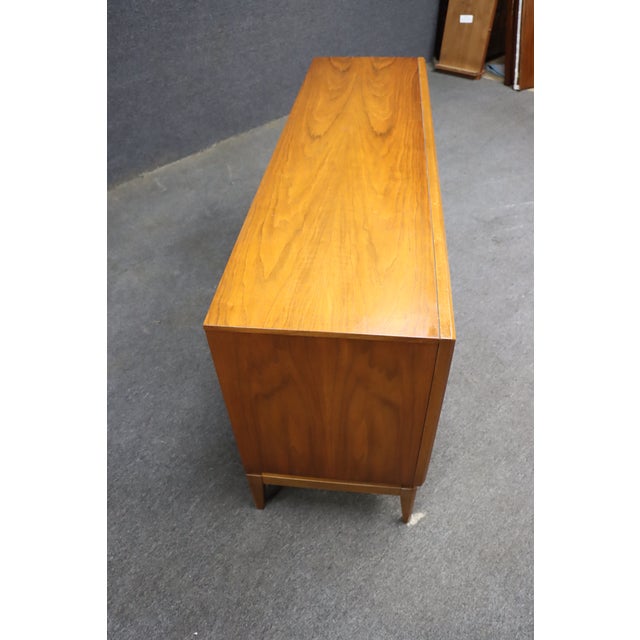 Mid-Century Modern Walnut Dresser Attributed to United Furniture Co. For Sale - Image 9 of 11