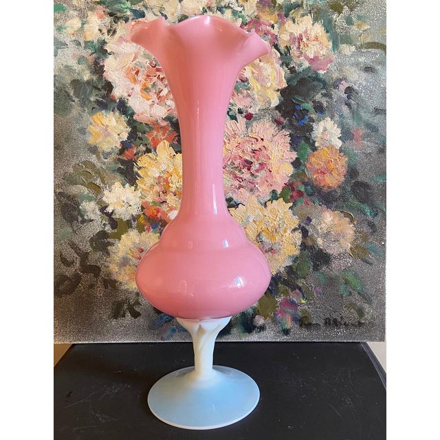 Superb pink opaline vase. This vase is characterized by a particular tulip shape, with an opalescent pink color.