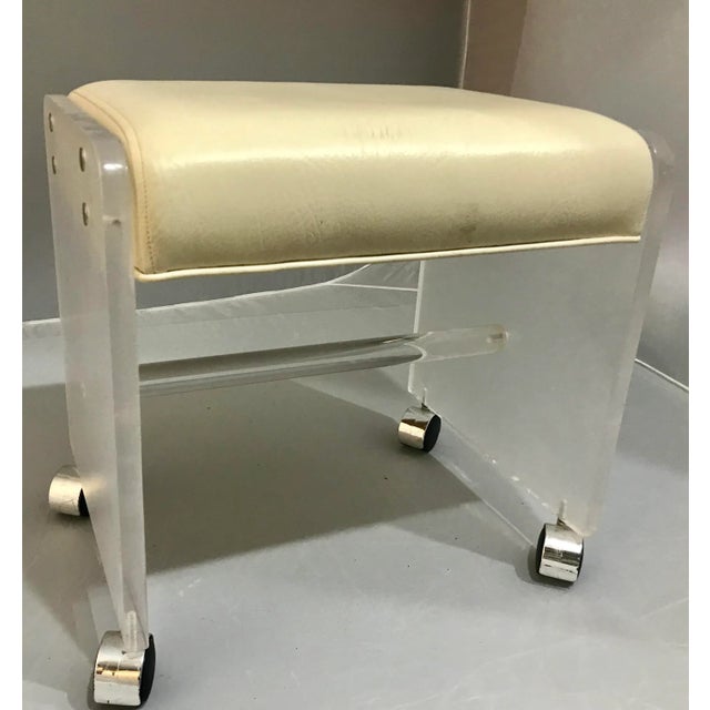 Mid-Century Modern 1970s Vintage Hill Manufacture Lucite Vanity Bench Stool For Sale - Image 3 of 7