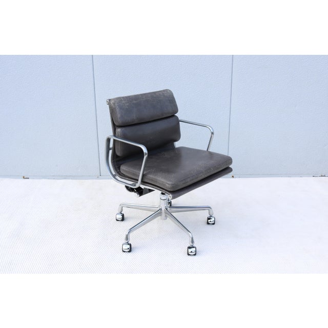 Mid-Century Modern Mid-Century Distressed Gray Leather Eames Soft Pad Management Chair by Herman Miller For Sale - Image 3 of 18
