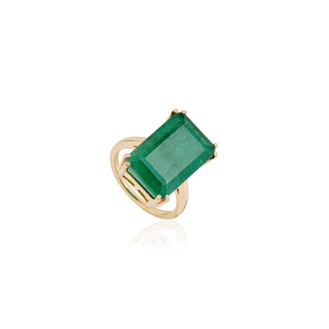 12.59 Ct Emerald Solitaire Contemporary Cocktail Ring Size 5.5 by VRJewels in 18k Yellow Gold For Sale - Image 4 of 15
