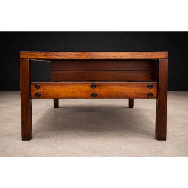 Brazilian Modern Desk with four drawers in Rosewood, Sergio Rodrigues, 1960s - Lot 201A For Sale - Image 12 of 16