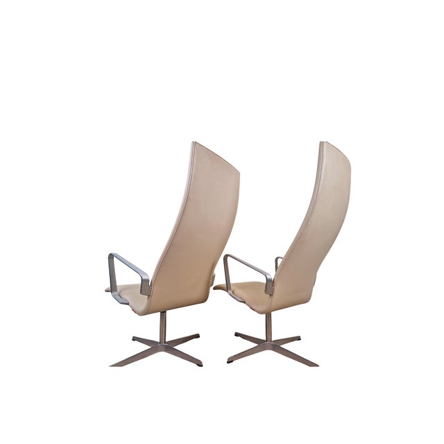 Fritz Hansen Oxford Highback Swivel Chairs by Arne Jacobsen for Fritz Hansen, 1960s, Set of 2 For Sale - Image 4 of 6