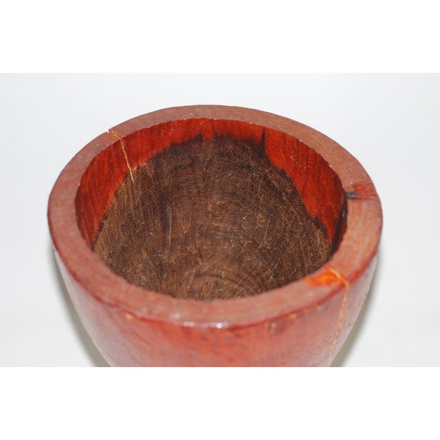 Vieux tronc de bois rustique sculpté en un pot robuste. Magnifiques signes d'âge et d'utilisation.