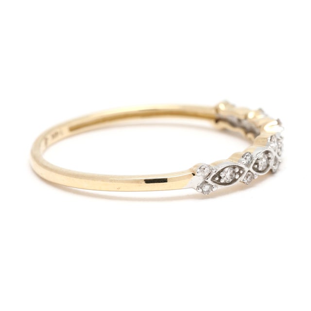 Stones: diamonds round brilliant/ single cut round 1 - 1.5 mm approximately .15 total carats H-I color, SI2-I1 clarity...