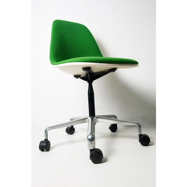 Herman Miller Fiberglass PSC Chair by Eames for Herman Miller, 1960s For Sale - Image 4 of 8