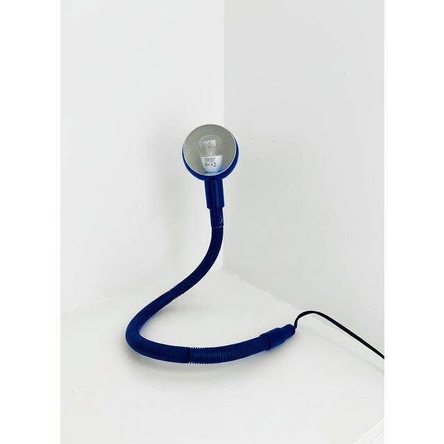 The Hebi, or snake lamp, is an icon of Italian design from the 70s. Its flexible tubular body allows it to be positioned...