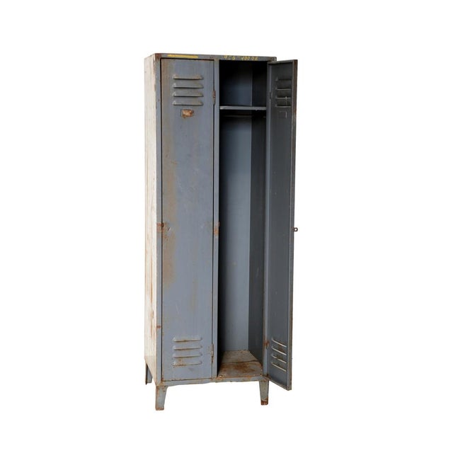 Vintage iron wardrobe with an industrial style. Originally used as work changing rooms. Thanks to its gray finish and its...