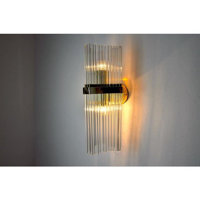 Superb and rare wall light from the sciolari house for lightolier dating from 1970. Composed of crystal rods and a golden...
