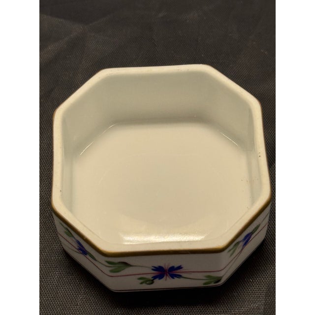 Mid 20th Century Mid 20th Century Herend Hungary Blue Garland PBG Hand Painted Octagon Box Kitty Cat Finial 6074 For Sale - Image 5 of 10