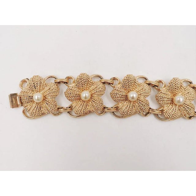 1950s Vintage 1950s Signed Napier Goldtone Faux-Pearl Flower Link Bracelet For Sale - Image 5 of 9