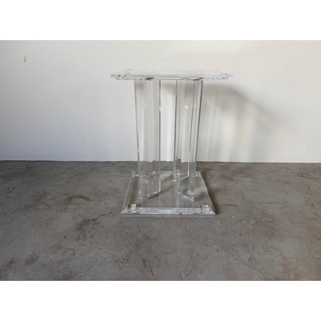 1980s 1980s Vintage Postmodern Design Sculptural Clear Lucite Side Table / Pedestal For Sale - Image 5 of 12