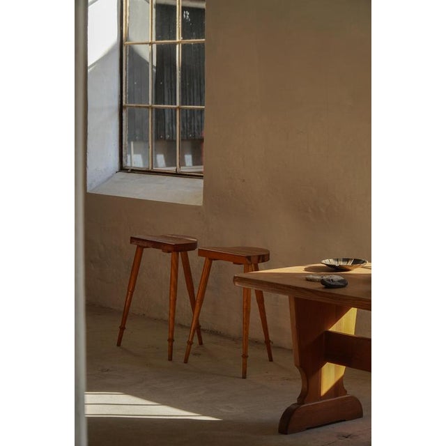 Mid-Century Danish Cabinetmaker Tripod Bar Stools in Pine, 1960s, Set of 2 For Sale - Image 9 of 18