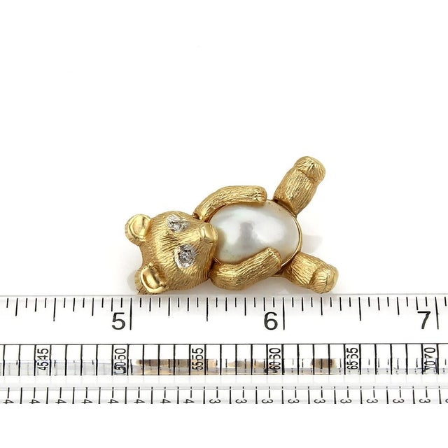Mid 20th Century Diamond Mabe Pearl 14k Yellow Gold Bear Pin Brooch For Sale In Miami - Image 6 of 6