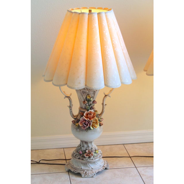 1950s Mid-Century Italian Capodimonte-Style Floral Porcelain Table Lamps – Pair For Sale - Image 5 of 18