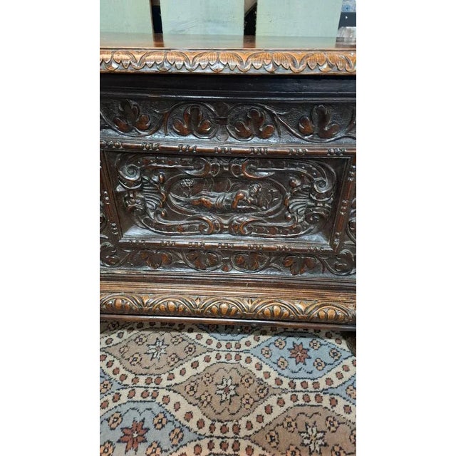 A very beautiful 19th-century walnut chest in good condition, containing a zinc lining. 19th century