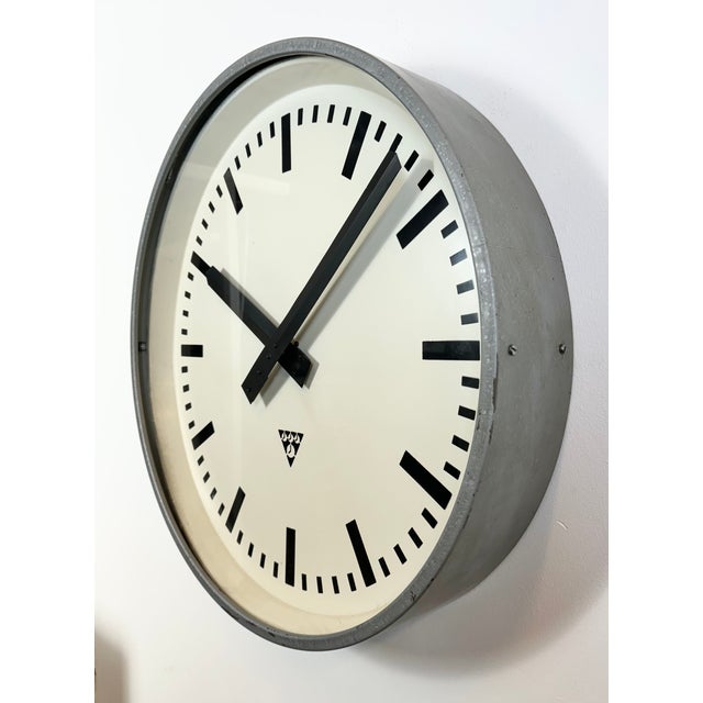 1960s Vintage Industrial Factory Wall Clock from Pragotron, 1960s For Sale - Image 5 of 16